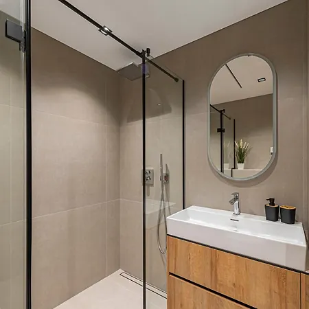 Modern 2-Bedroom Apartment With Free Parking By Eiro *
