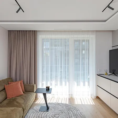 Lejlighed Modern 2-Bedroom Apartment With Free Parking By Eiro