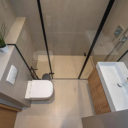 Modern 2-Bedroom Apartment With Free Parking By Eiro *