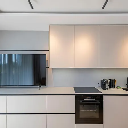Modern 2-Bedroom Apartment With Free Parking By Eiro