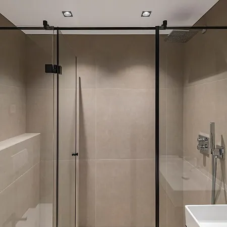 Lejlighed Modern 2-Bedroom Apartment With Free Parking By Eiro